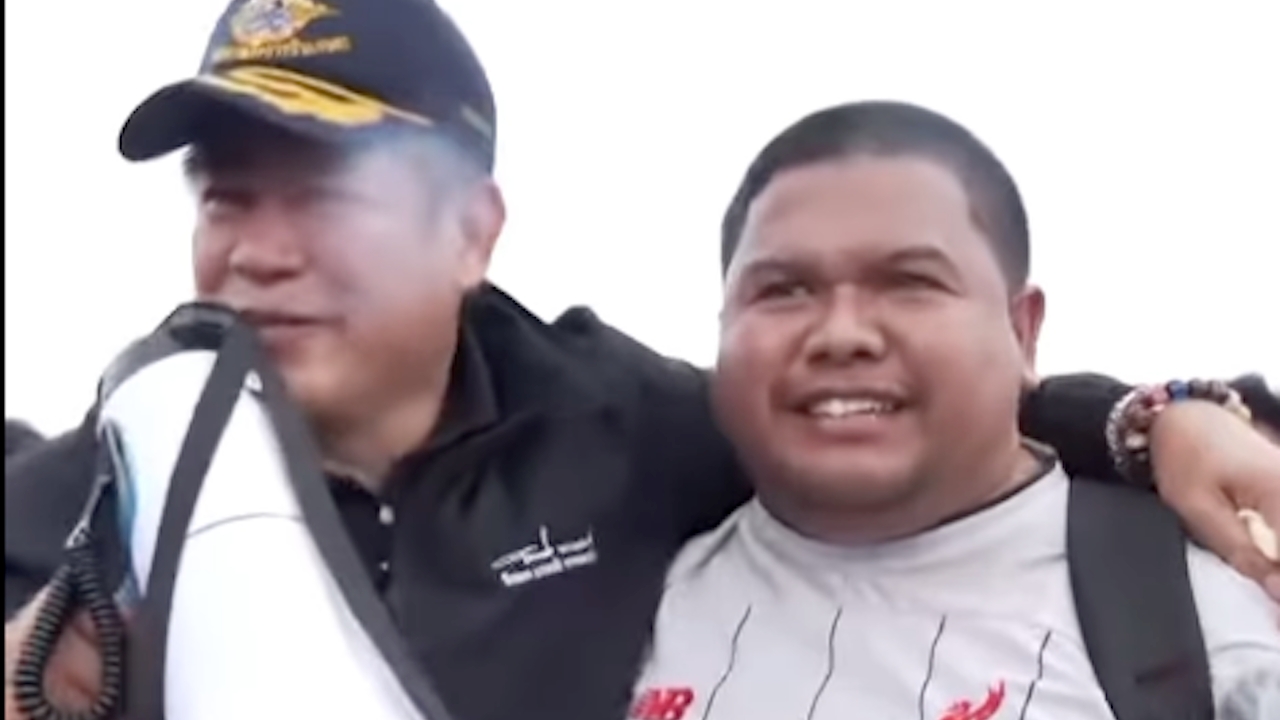 สีสันการเมือง ฟุตบอล ร.อ.ธรรมนัส แฟนแมนยู เจอบอย ลิเวอร์พูล เขต 8