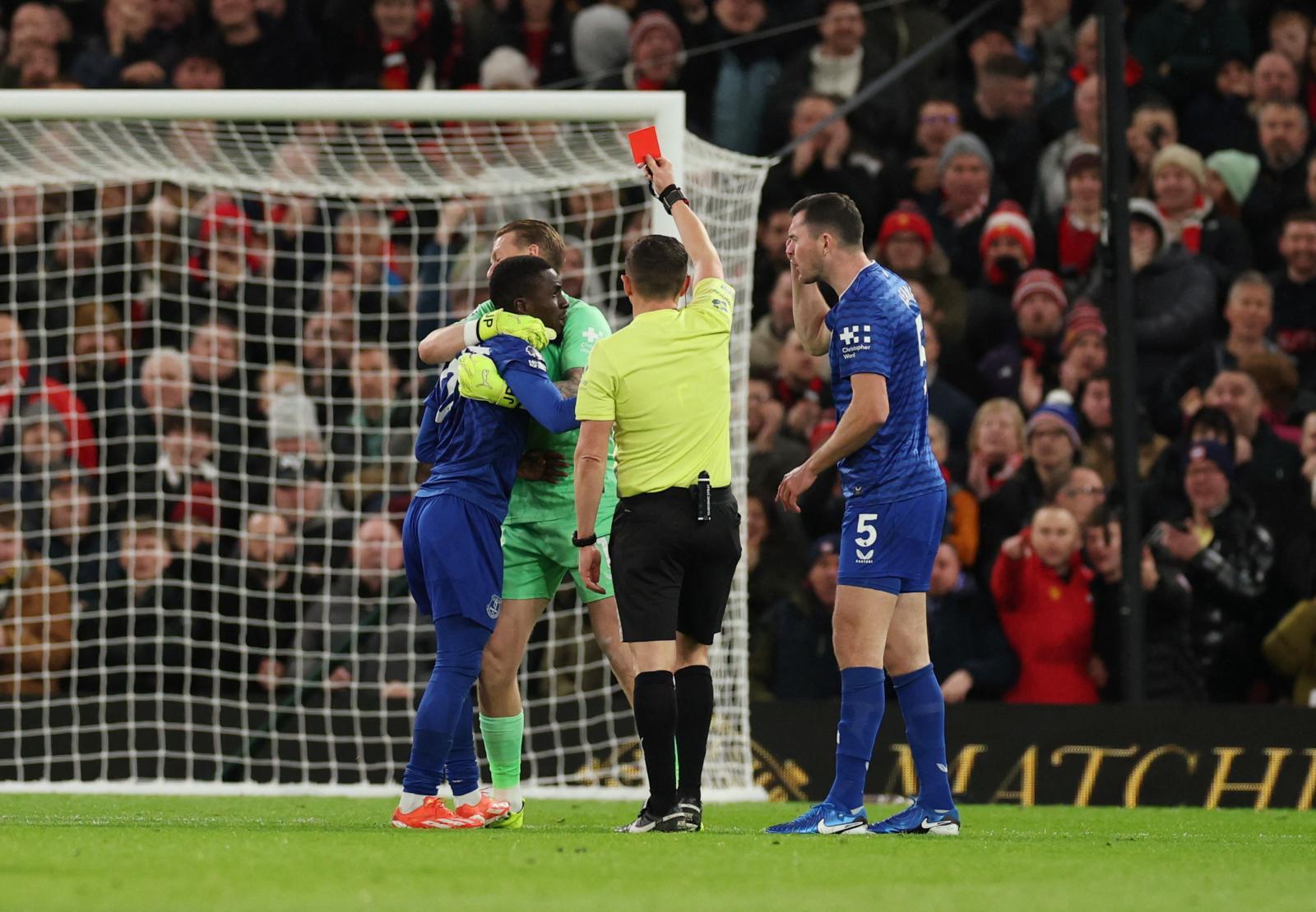 เอฟเวอร์ตัน เหลือ 10 คน แต่แมนยูดันเล่นเหมือนเหลือ 9 โดนสอนเชิงคาบ้านแบบสุดช้ำ